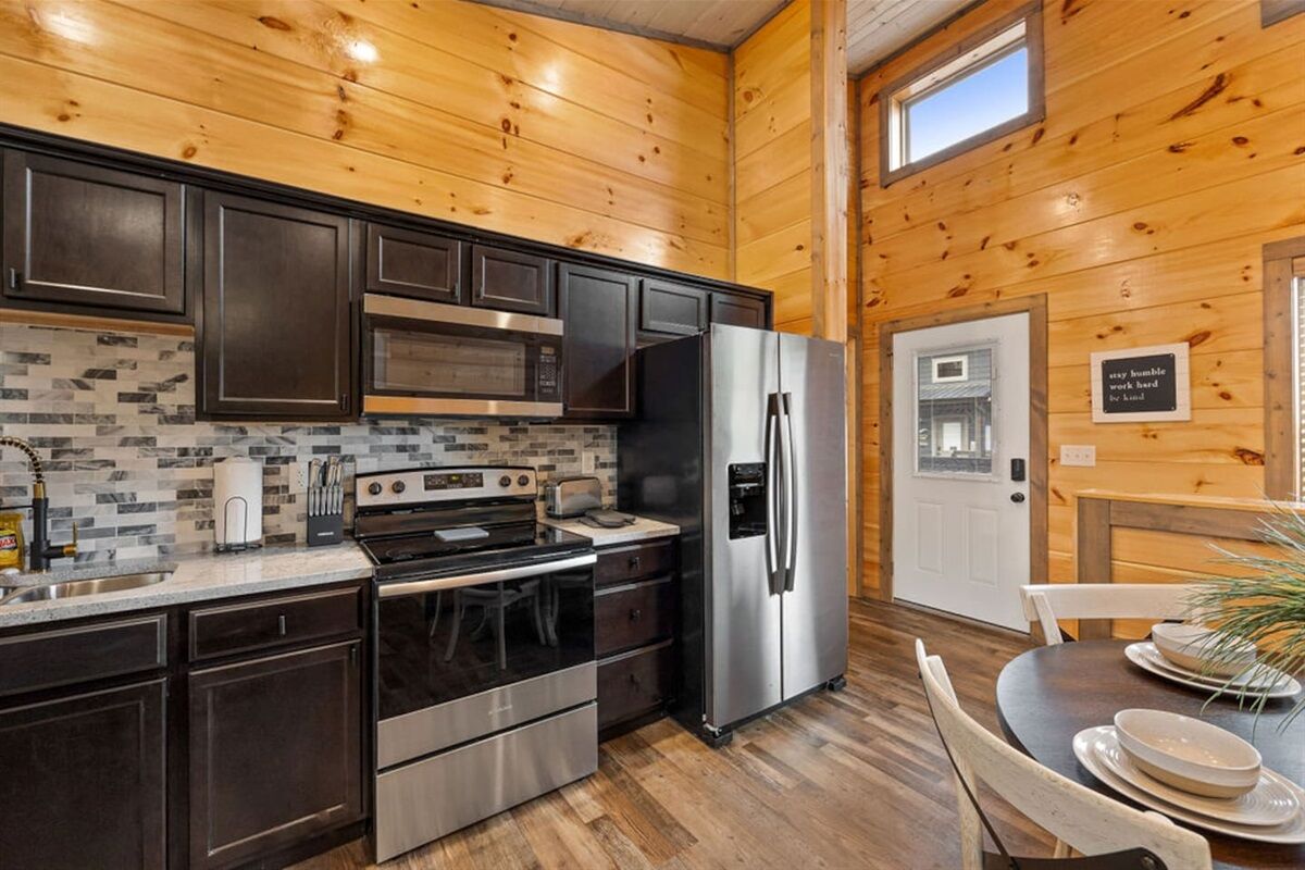Betsy's Den: Pet-Friendly Sevierville Cabin with Hot Tub & Game Room